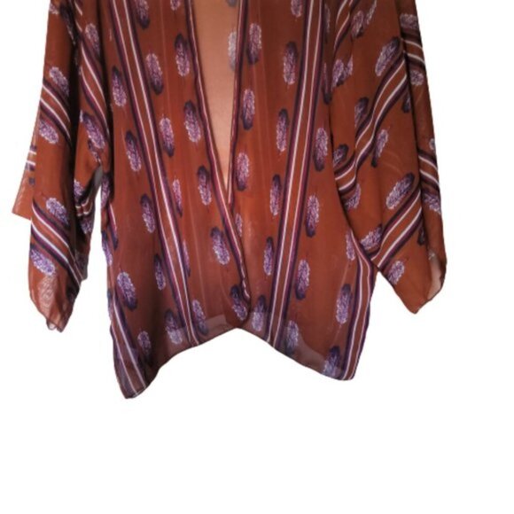 Light kimono cover up with burnt orange feathers print in a great colour - Picture 3 of 10